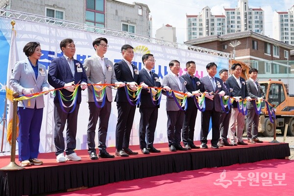 유동혁 구리도시공사 사장(오른쪽 5번째)과 백경현 시장(왼족 6번째) 등이 토평동 979번지 주차장 건립공사 착공식에서 기념테이프를 자르고 있다. (사진=구리도시공사)