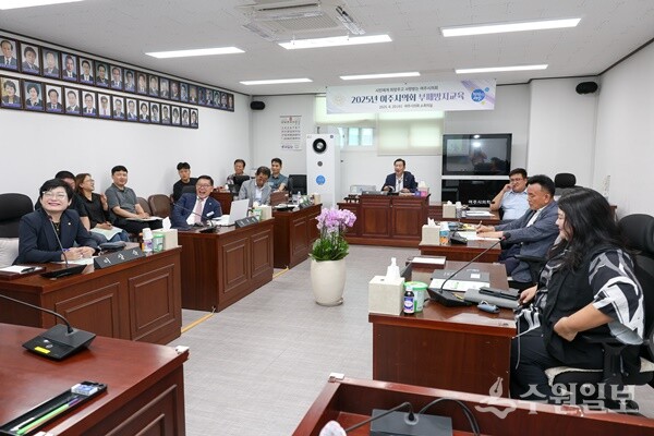 여주시의회 의원들이 부패방지교육 등을 받고 있다. (사진=여주시의회)