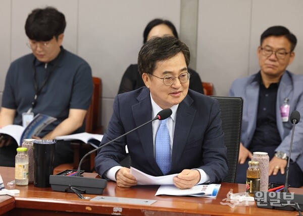 김동연 경기도지사가 21일 국회의원회관에서 열린 ‘지속가능 미래도시와 국가 AI  경쟁력 강화’ 토론회에서 축사를 하고 있다. (사진=경기도)