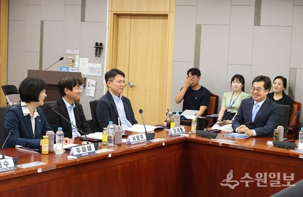 김동연 경기도지사가 하남교산 공공주택지구 내에 추진 중인 AI혁신클러스터를 소개하고 있다. (사진=경기도)
