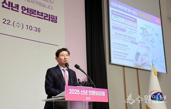 지난 1월 22일 이상일 용인특례시장이 신년 언론브리핑을 가지면서 광역 철도망 구축 계획을 설명하고 있다. (사진=용인시)