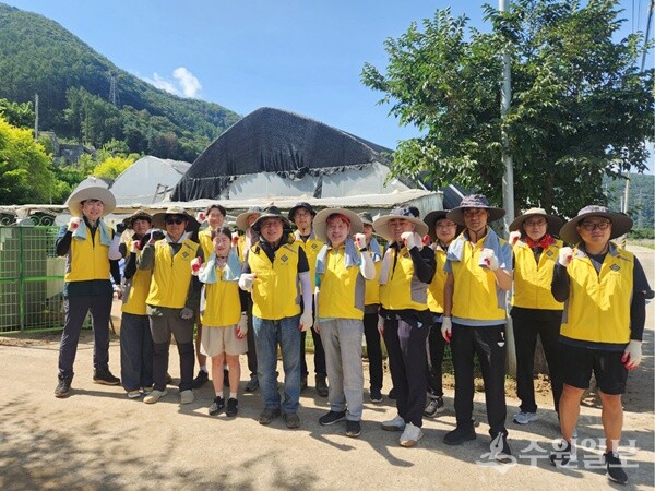 경기신용보증재단 임직원들이 가평군 수해현장에서 복구 지원을 위한 자원봉사활동을 펼친 뒤 기념촬영을 하고 있다. (사진=경기신보)