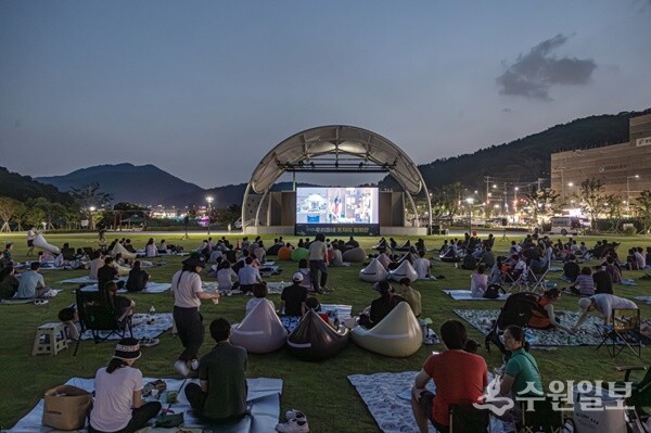 23일 밤 백운호수공원에서 가족과 이웃들이  돗자리를 펴고 '인생은 아름다워' 영화를 관람하고 있다. (사진=의왕시)