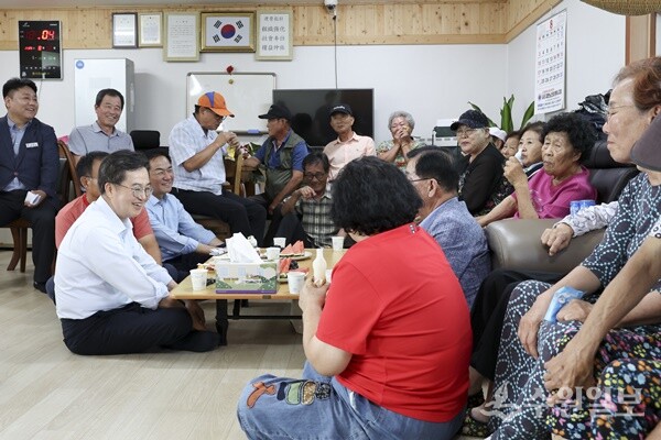 지난 20일 오후 평택시 포승읍 내기1리 마을회관(무더위쉼터)을 방문한 김동연 경기도지사가 간담회에 참석한 도민들과 이야기를 나누고 있다. (사진=경기도)