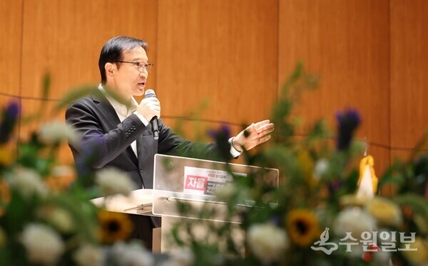 임 교육감.이 신임 교(원)장과 교육전문직원 임명장 수여식에서 격려사를 하고 있다.(사진=경기도교육청)