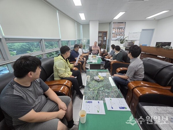 문흥기 남양주시 진건퇴계원행정복지센터장(정면)이 푸른샘 정신재활시설 훈련생을 상대로 관공서 견학 프로그램을 조목조목 설명하고 있다. (사진=진건퇴계원행정복지센터)