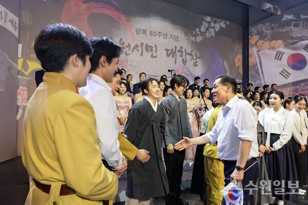 이재준 수원시장이 지난 8월15일 제1야외음악당에서 열린 수원시민대합창에 참여한 전문 예술인들과 인사를 나누고 있다.(사진=수원시)