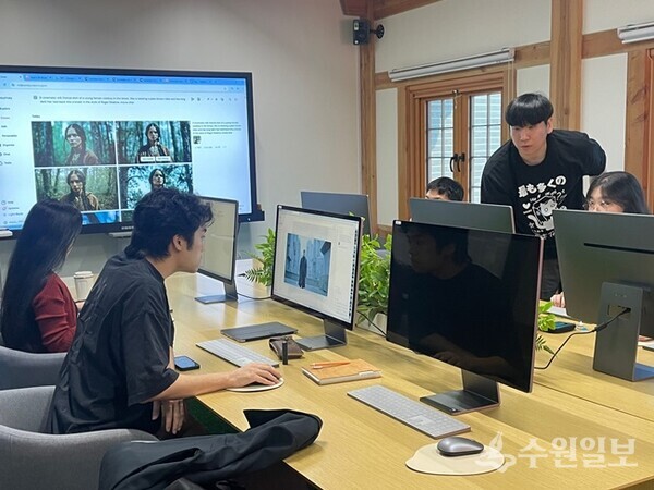 수원시가 올해 처음 시작한 AI미디어랩 프로그램에 참여한 예술인들이 AI 전문가의 지도를 받고 있다.(사진=수원시)