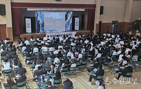 학교를 찾아가 중·고교 학생들을 대상으로 홍보아카데미를 운영하고 있다.(사진=평택당진항 발전협의회)