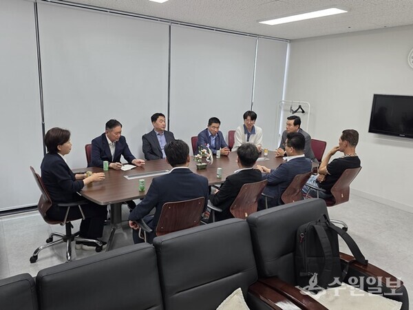 양향자 최고위원(왼쪽)과 김구영 전 반도체/AI첨단산업본부 전국조직총괄본부장(맨 오른쪽) 등이 광주지역 당원들과 함께 광주시당의 발전 방향을 논의하고 있다. (사진=양향자 최고위원)