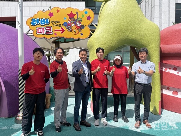 이계문 남양주도시공사 사장이 (왼쪽 세번째)주민협의회 위원 등과 함께 기념촬영을 하고 있다. (사진=남양주시도시공사)