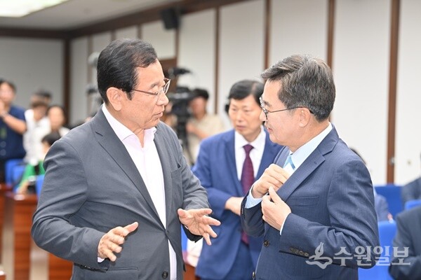 이현재 하남시장(왼쪽)과 김동연 경기도지사(오른쪽)가 ‘경기도 미군 반환공여 구역 개발 활성화 방안’에 대해 이야기를 나누고 있다. (사진=하남시)
