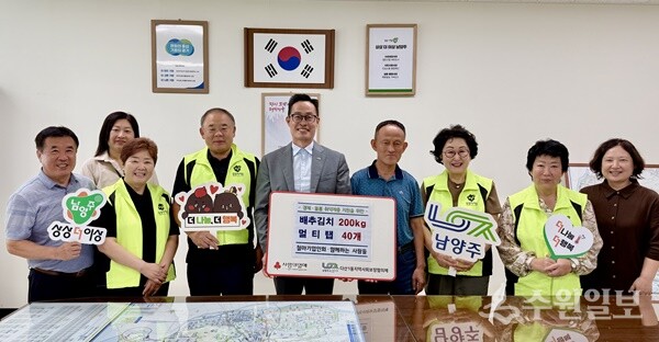 이기복 다산행정복지센터장(가운데)이 철마기업인회와 봉사 단체 ‘함께하는 사람들’로부터 후원품을 받은 뒤 함께 기념촬영을 하고 있다. (사진= 다산행정복지센터)