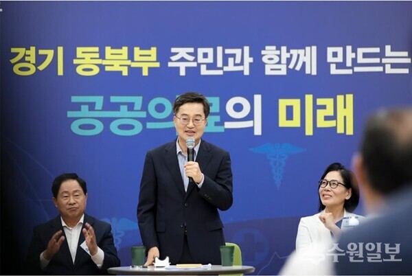 27일 남양주 호평평내행정복지센터에서 열린 동북부 공공의료원(남양주) 설립 현장 설명회에서 김동연 경기도지사가 인사말을 하고있다. (사진=경기도)