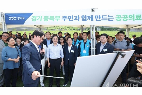 27일 남양주 호평평내행정복지센터에서 열린 동북부 공공의료원(남양주) 설립 현장 설명회에서 김동연 경기도지사가 동북부 공공의료원(남양주) 설립 현장을 방문해 부지현황 보고 및 시찰을 하고 있다. (사진=경기도)