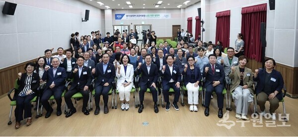 27일 남양주 호평평내행정복지센터에서 열린 동북부 공공의료원(남양주) 설립 현장 설명회에서 김동연 경기도지사가 참석자들과 기념촬영을 하고 있다. (사진=경기도)
