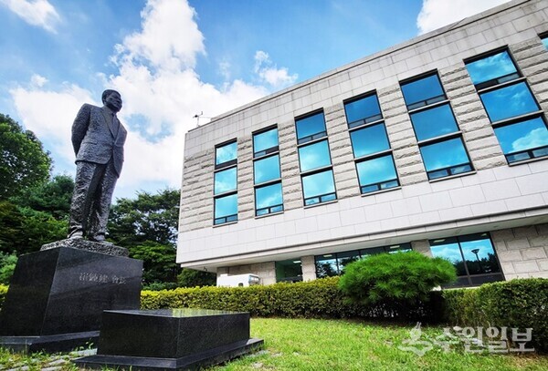 선경도서관 앞마당에 있는 최종건 선경그룹 고 창업회장의 동상(사진=수원시)