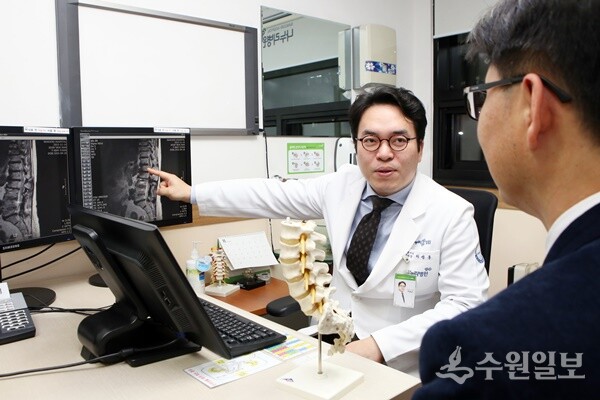 수원나누리병원 척추센터 피용훈 원장이 진료실에서 척추 질환 환자 진료를 보고 있다. (사진=수원나누리병원)