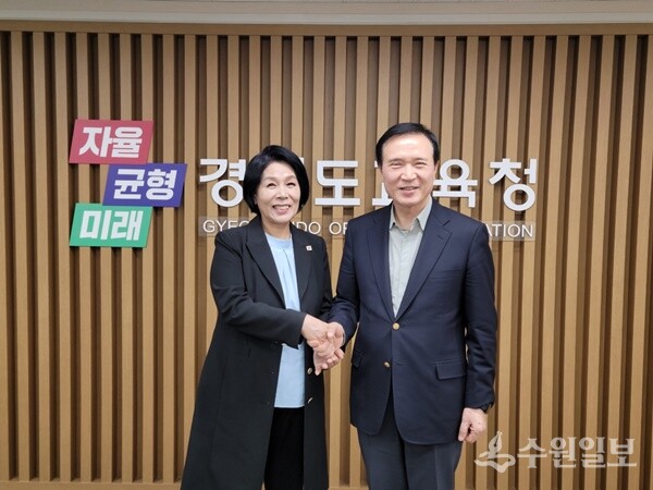 최민희 의원(왼쪽)과 임태희 경기도교육감이 기념촬영을 하고 있다. (사진=최민희 의원실)