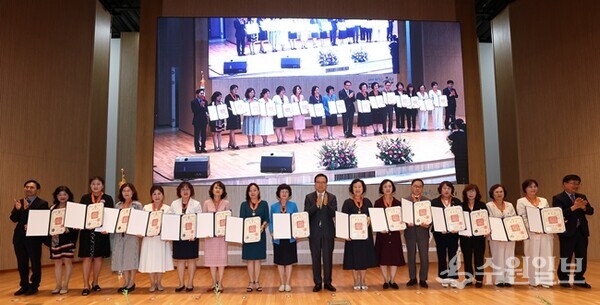 훈․포장과 표창장 전수식을 마친 퇴직교원들과 임태희교육감(중앙)이 기념촬영하고 있다.(사진=경기도교육청0