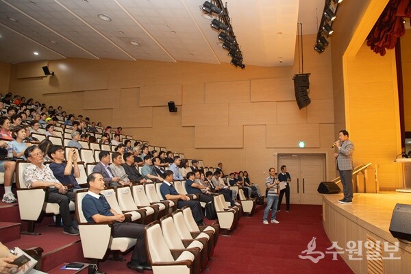 주광덕 시장(오른쪽)이 '제3회 다산1동 주민총회'에 참석해 인사말을 하고 있다. (사진=남양주시)