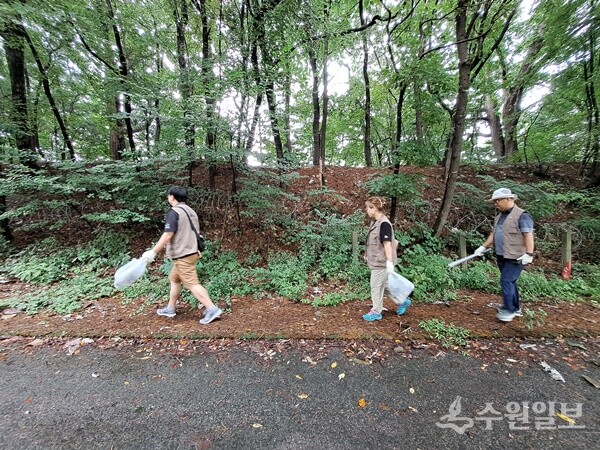 수원고읍성. 옛 수원부의 읍치가 있던 곳으로, 흙으로 쌓은 토성 형태의 성곽이었다. 현재는 성벽의 일부 구간만 남아 있다. (사진=이야기가 있는 역사문화연구소)