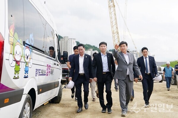 유승민 대한체육회장(가운데)과 이원성 경기도체육회장(왼쪽)방세환 광주시장(오른쪽)이 광주시 종합운동장 건립 공사 현장을 점검하고 있다. (사진=광주시)