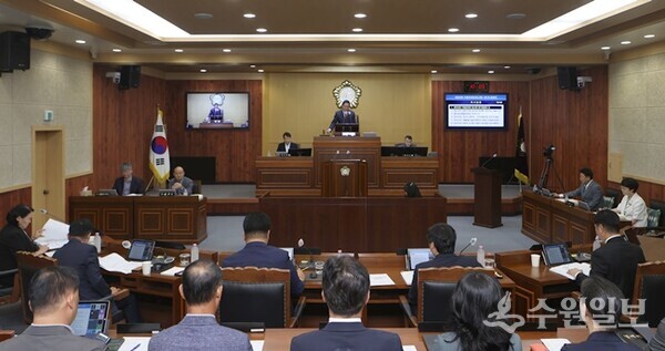 김경수 가평군 의회 의장이 제332회 임시회에서 개회사를 하고 있다. (사진=가평군의회)