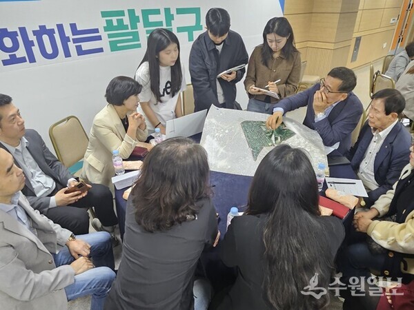 수원시 우리동네 자치계획 수립 워크숍에서 주민과 튜터진이 중장기 발전 계획을 수립하기 위해 머리를 맞대고 있다.(사진=수원시)