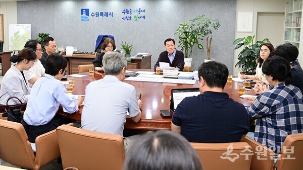 이재준 수원시장과 우리동네 자치계획 수립지원단 튜터진이 간담회를 하고 있다.(사진=수원시)