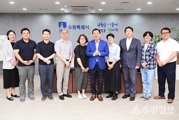 이재준 수원시장과 우리동네 자치계획 수립지원단 튜터진이 간담회 후 기념촬영을 하고 있다.(사진=수원시)