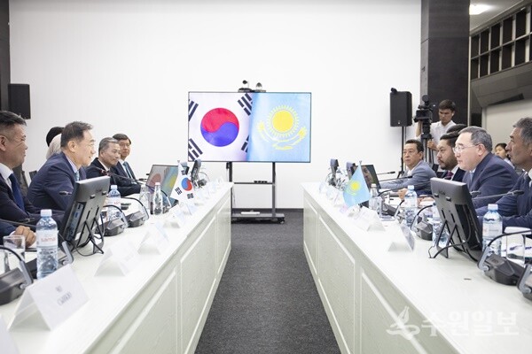 정장선 시장 등 평택시 방문단이 카자흐스탄 알마티주와 교류회를 진행하고 있다. (사진=평택시)