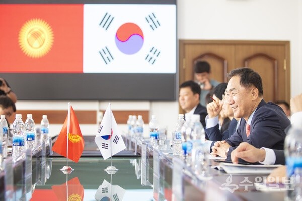 정장선 시장 등 평택시 방문단이 키르기스공화국 오쉬시와 교류회를 갖고 있다. (사진=평택시)