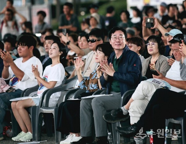 지난해 '제10회 화성송산포도축제' 개막식에서 정명근 화성특례시장이 시민들과 함께 하고 있다. (사진=화성시)