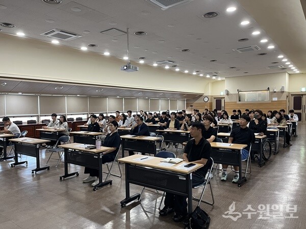 경기도장애인체육회 직원들이 김덕만 강사의 ‘갑질 근절’ 강연을 경청하고 있다. (사진=경기도장애인체육회)