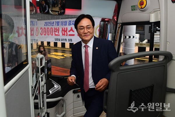 박용철 강화군수가 3000번 직행좌석버스를 탑승하고 있다. (사진=강화군)