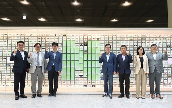3일 오전 네이버 1784에서 열린 2025년 제2차 경기도 기후위기대응위원회 전체회의에서 김동연 경기도지사와 기후위기대응위기 위원회 위원들과 함께 기념촬영을 하고 있다. (사진=경기도)