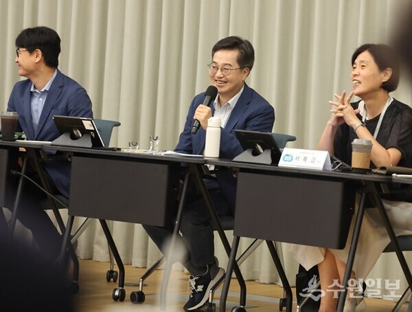 3일 오전 네이버 1784에서 열린 2025년 제2차 경기도 기후위기대응위원회 전체회의에서 김동연 경기도지사가 인사말을 하고 있다. (사진=경기도)