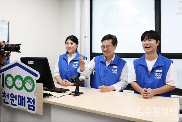 3일 오전 성남시 가천대학교 대학생 천원매점에서 김동연 경기도지사가 1일점원이 돼 학생들에게 천원매점 꾸러미를 판매하고 있다. (사진=경기도)