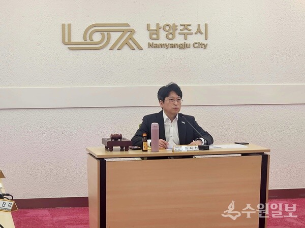 홍지선 남양주시 부시장이 ‘2025년 제2회 고향사랑기금운용심의위원회’를 주재하고 있다. (사진=남양주시)