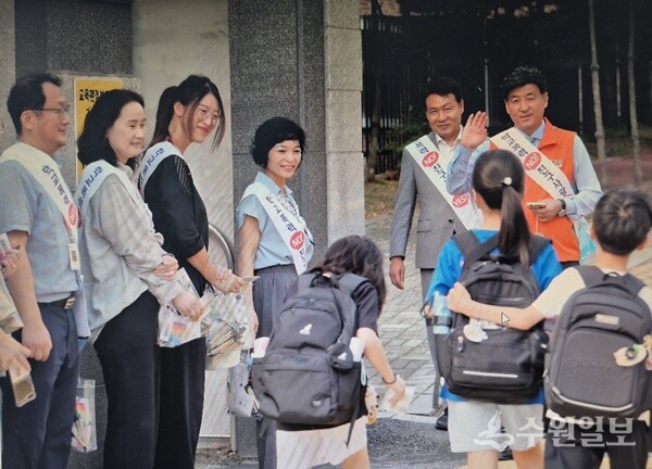 발족식에 앞서 방세환 광주시장(오른쪽 첫번째)이 관계자들과 함께 학교폭력 예방 캠페인을 벌이고 있다. (사진=광주시)