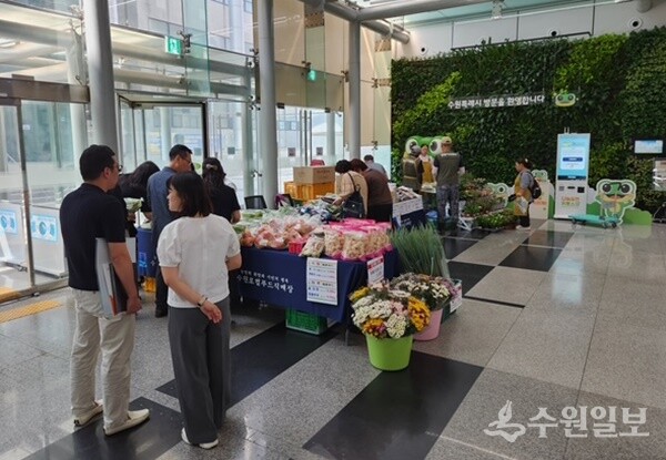 수원시가 3일 수원시청 별관 로비에서 ‘시민에게 찾아가는 직거래 장터’를 운영하고 있다. (사진=수원시)