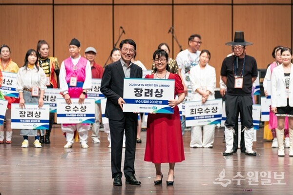 2025 경기도 주민자치 장끼한마당 경연대회 시상식에서 김성중 경기도 행정1부지사(왼쪽)가 채상임 우쿠올라팀 대표(오른쪽)에게 장려상을 시상한 뒤 기념촬영을 하고 있다. (사진=의왕시)