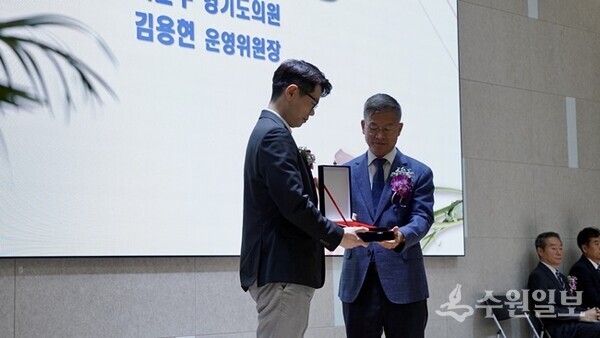 김용현 의원(왼쪽)이 전효송 교장으로부터 감사패를 전달 받고 있다. (사진=구리시의회)