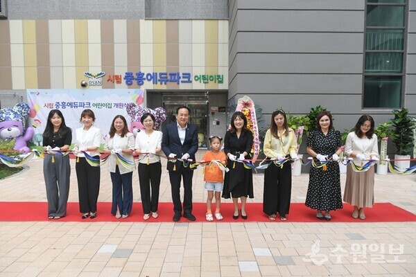 이권재 오산시장(왼쪽 5번째) 시립중흥에듀파크어린이집 개원식에서 관계자들과 함께 기념테이프를 자르고 있다. (사진=오산시)