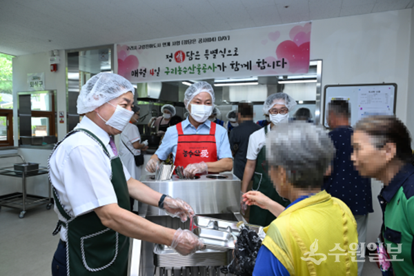 백경현 구리시장(왼쪽)이 구리시종합사회복지관 경로식당을 이용하는 어르신을 상대로 배식을 하고 있다. (사진=구리농수산물공사)