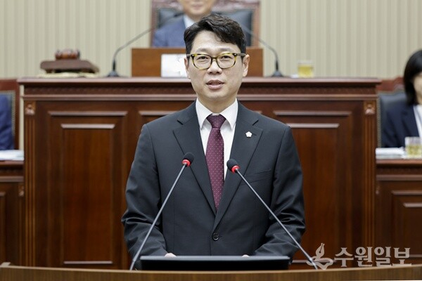 구리시의회 김용현 의원이 제352회 임시회 제2차 본회의에서 '구리시 공공시설물 훼손자 신고포상금 지급 조례안'을 발의하고 있다. (사진=구리시의회)