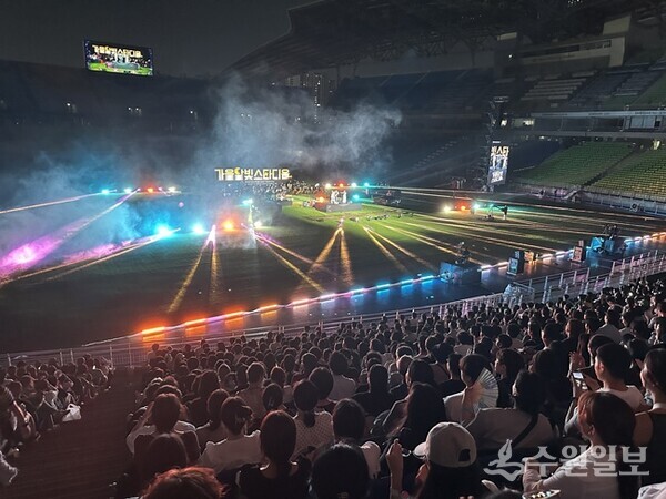 1만2000여 관람객으로 대성황을 이룬  ‘2025 가을 달빛 스타디움’ (사진=경기도수원월드컵경기장관리재단)
