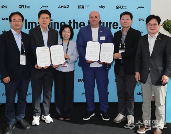 이상일 용인시장(오른쪽 두번째) 등 대도시시장협의회 소속 시장들이 라이프 린드너 IFA CEO 등과 함께 IFA 한국대표부인 주한독일상공회의소와 맺은 업무협약서를 들고 기념촬영을 하고 있다. (사진=용인시)