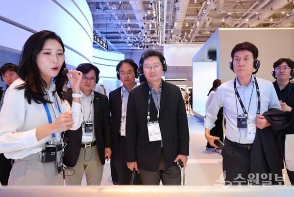 이상일 용인시장(가운데)이 IFA 삼성전자관에서 혁신제품을 살펴보며 설명을 듣고 있다. (사진=용인시)
